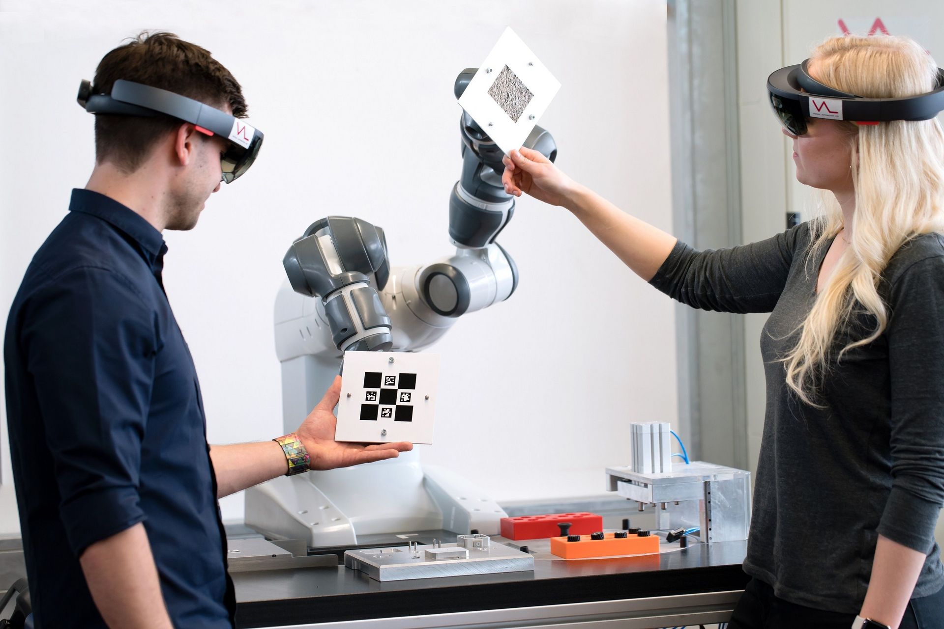 Mann und Frau mit Virtual Reality Brillen