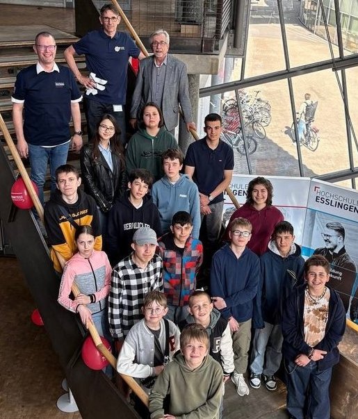 Gruppenbild mit Kindern, Jugendlichen und Beschäftigten der Fakultät Maschinen und Systeme