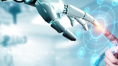 Roboterhand und menschliche Hand ber&uuml;hren sich