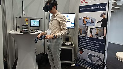Wissenschaftlicher Mitarbeiter der Hochschule Esslingen mit Virtual Reality-Brille