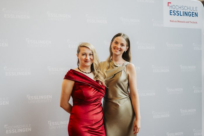 Zwei Graduierte - zwei Frauen - posieren für die Kamera