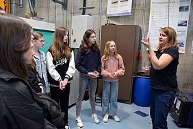 Die Schülerinnen erfahren beim Girls' Day unter anderem wie ein Becher aus Kunststoff entsteht.