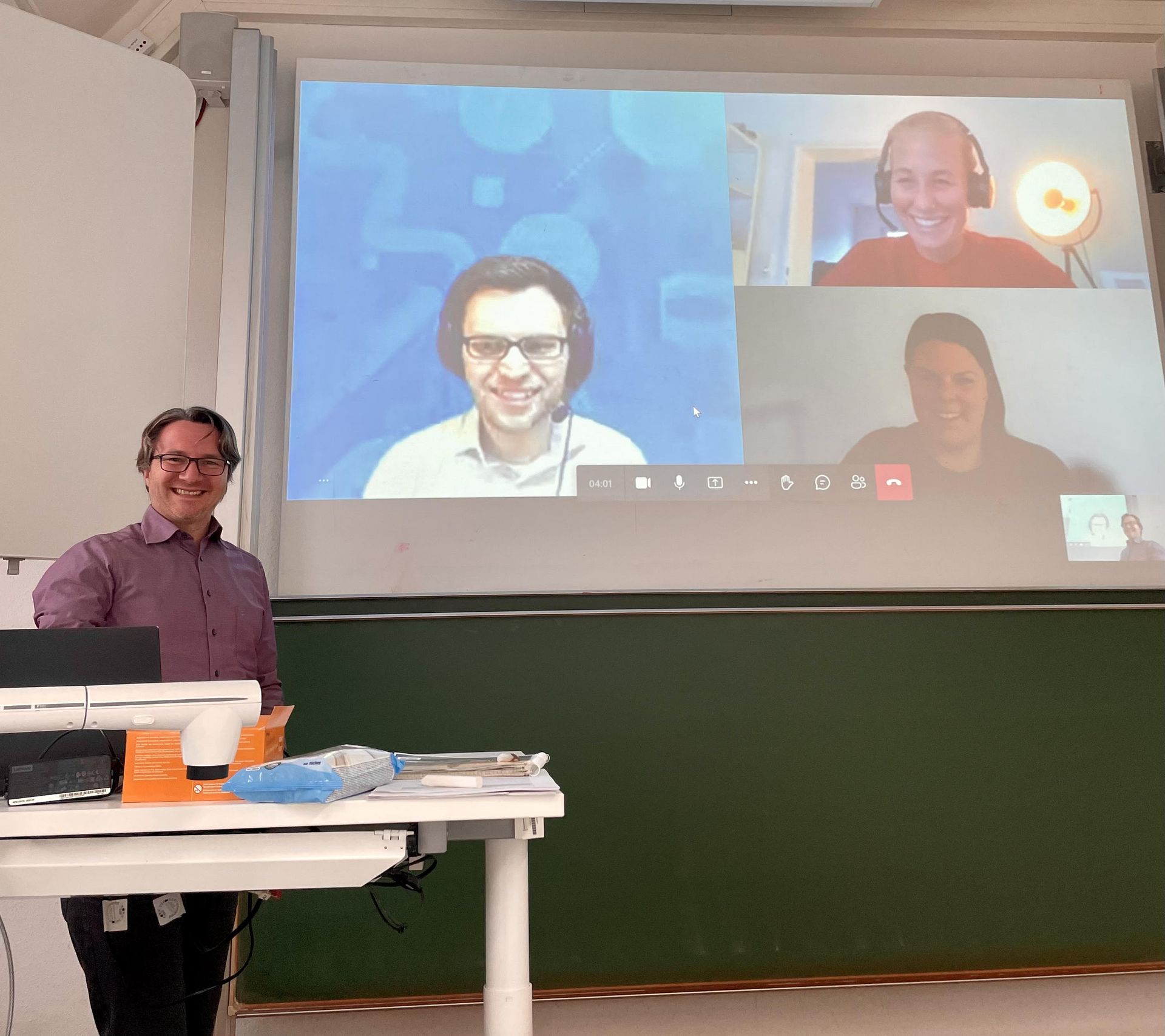 Herr Schackmann während der digitalen Exkursion mit den Sprechern von Covestro.