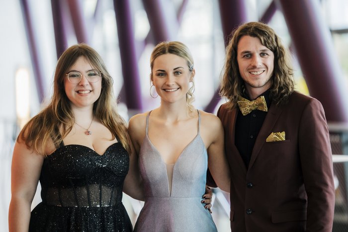 Zwei Frauen und ein Mann im Neckar Forum