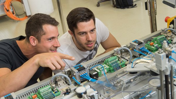 Der Studiengang Mechatronik führt zum Bachelor of Engineering.
