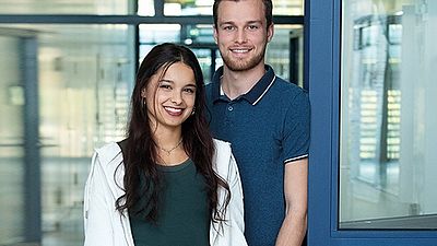 Studentin und Student der Hochschule Esslingen schauen in die Kamera