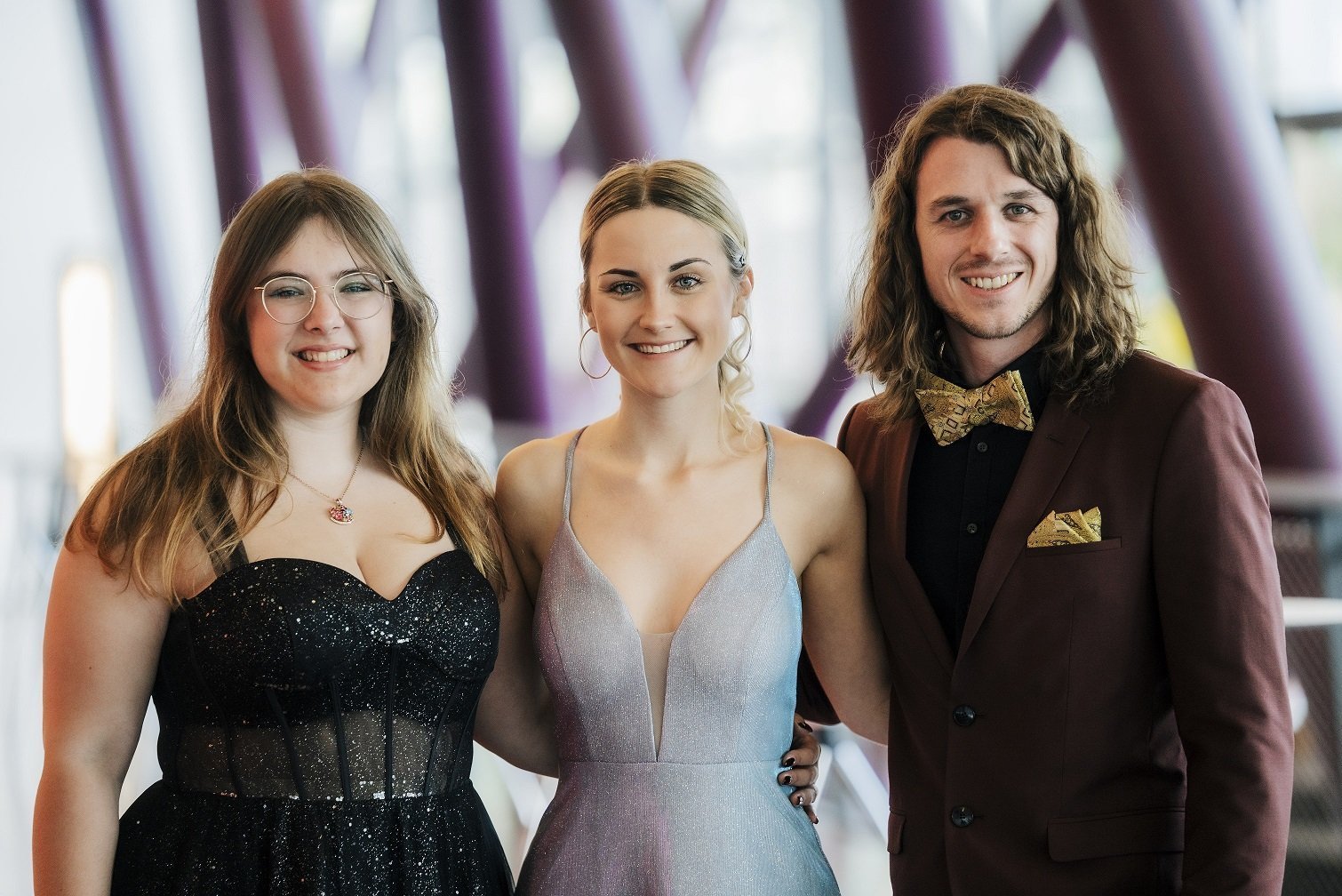 Zwei Frauen und ein Mann im Neckar Forum bei der Graduiertenfeier
