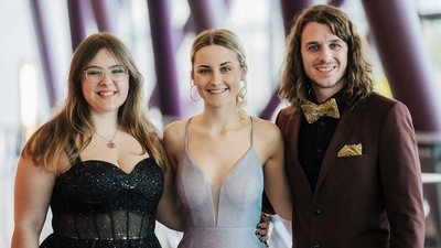 Zwei Frauen und ein Mann im Neckar Forum bei der Graduiertenfeier