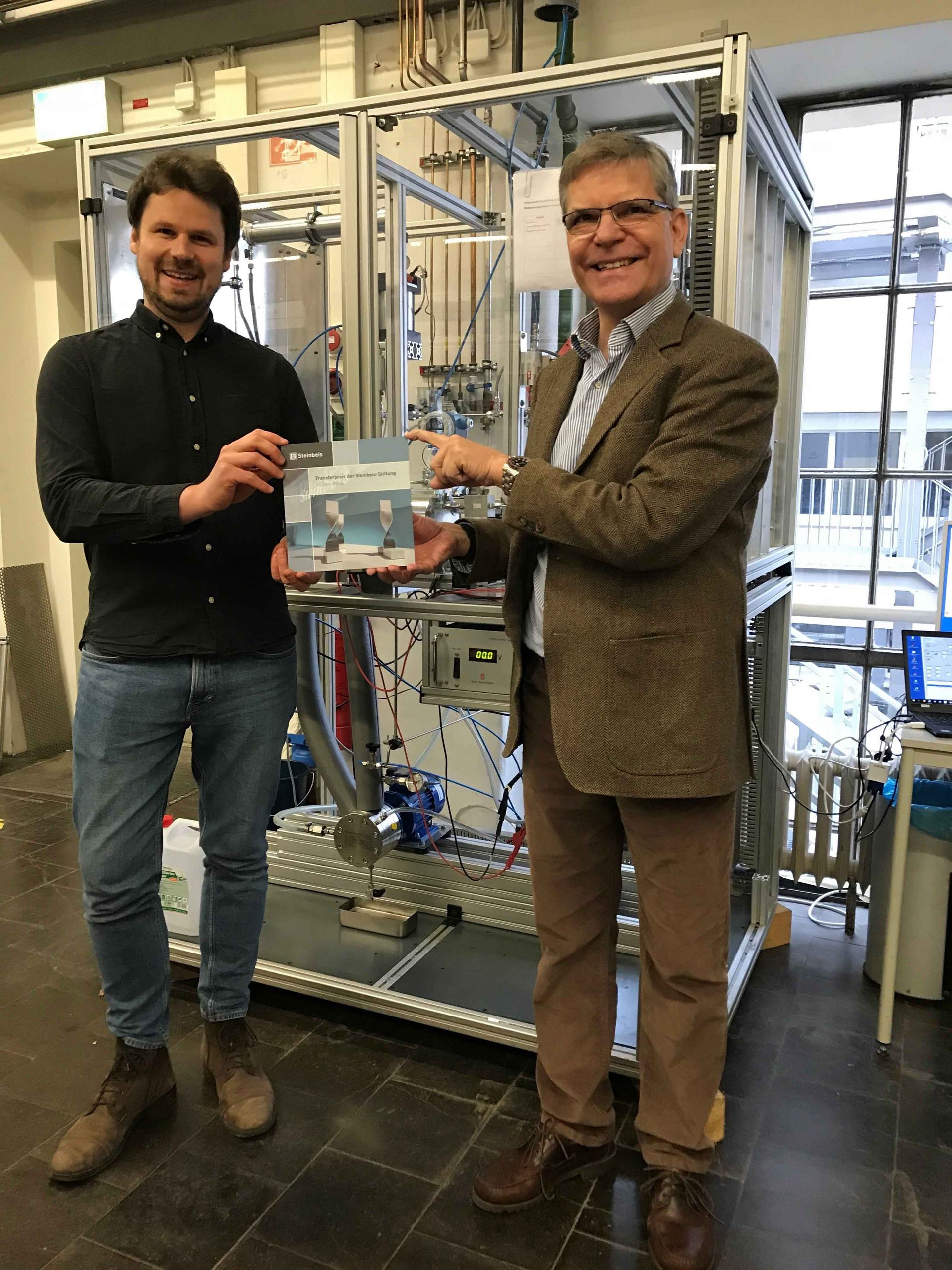 Professor Czarnetzki und Alexander Müller-Dollinger halten den Löhn Preis der Steinbeis-Stiftung.
