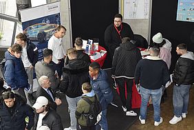 Blick auf Beratungsstände beim Studieninfotag der Hochschule Esslingen
