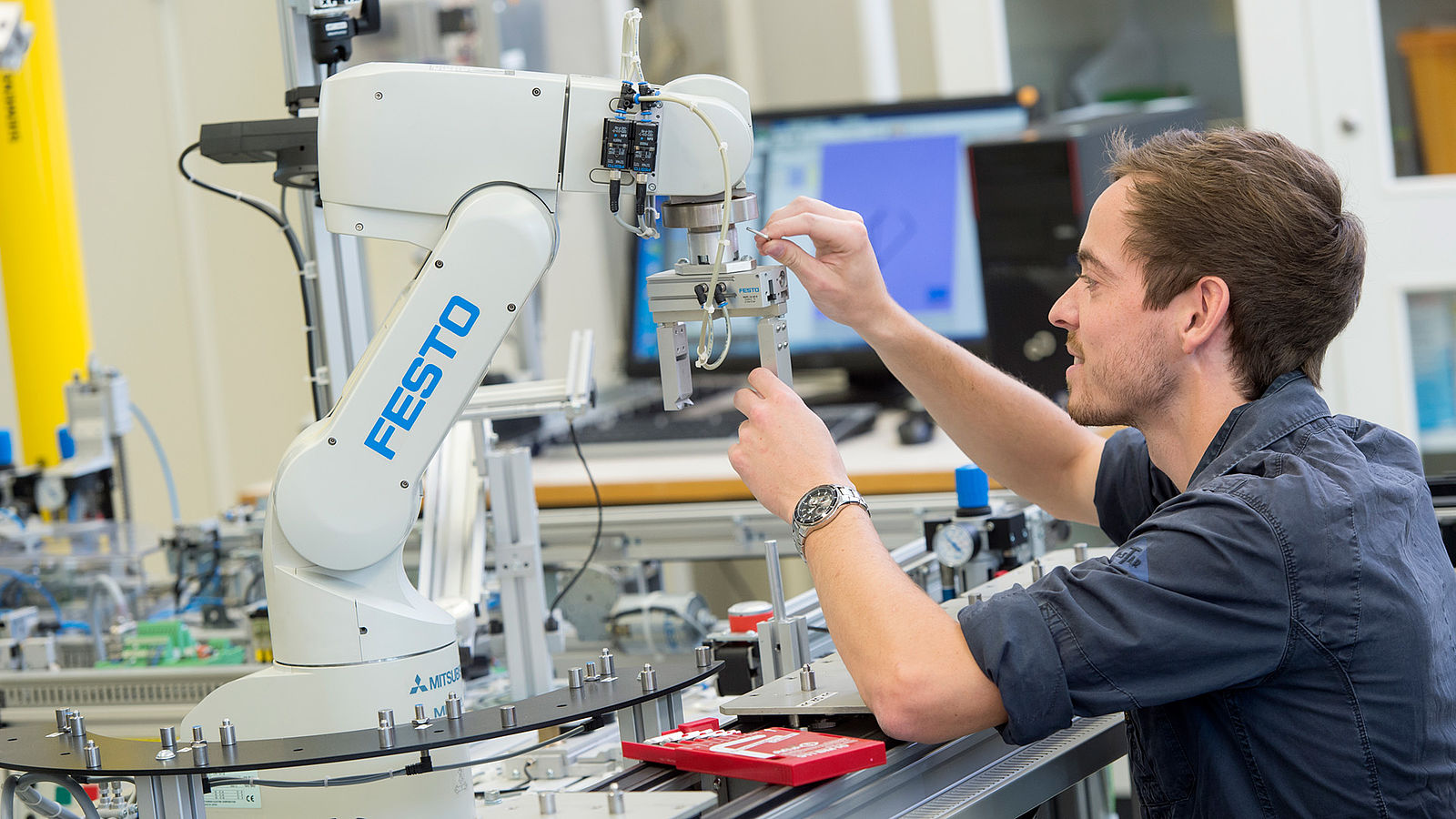 Student im Mechatronik-Labor am Campus Göppingen