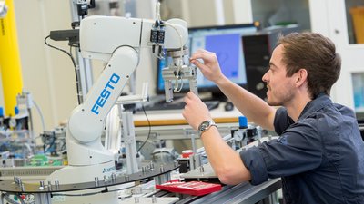 Student im Mechatronik-Labor am Campus G&ouml;ppingen