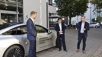 Drei Personen vor einem Wasserstoff-PKW am Campus Göppingen der Hochschule Esslingen