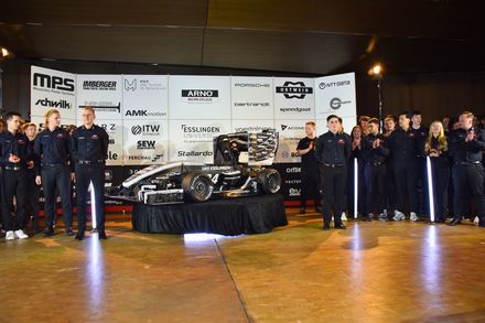 Rennauto der Hochschule Esslingen mit Studierenden