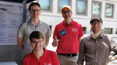 vier M&auml;nner mit T Shirts mit der Aufschrift Hochschule Esslingen
