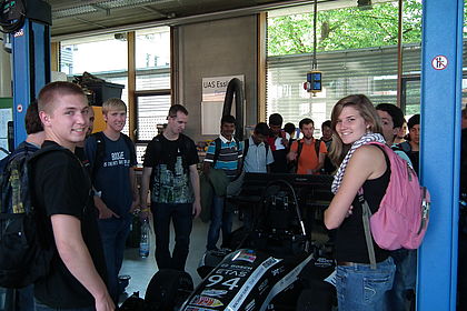 INTAP Austauschstudierende im Labor Karosserientwicklung während der INTAP orientation week; Foto: Hochschule Esslingen