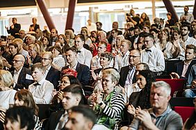 Blick in den Zuschauerraum bei der Graduiertenfeier der Hochschule Esslingen