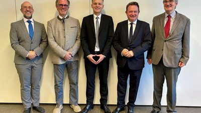 5 Männer posieren für die Kamera