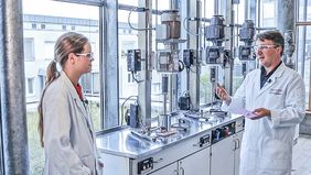 Frau und Mann in einem Chemielabor