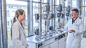 Frau und Mann in einem Chemielabor