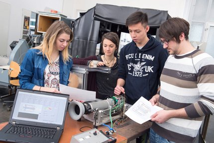 Maschinenbau Studierende arbeiten am Motor