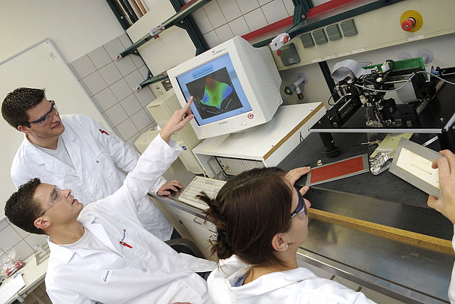 Studenten arbeiten an Computern 