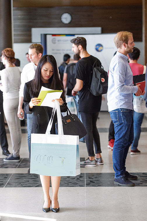 Studentin mit Bewerbungsunterlagen