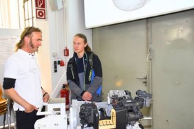 Zwei Männer in einem Labor der Fakultät Mobilität und Technik