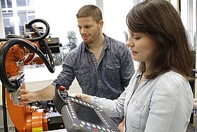 Frau und Mann mit einem Roboter