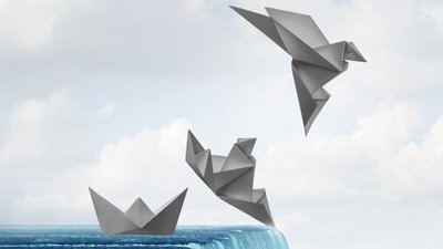 ein Papierschiff vewandelt sich in eine Taube