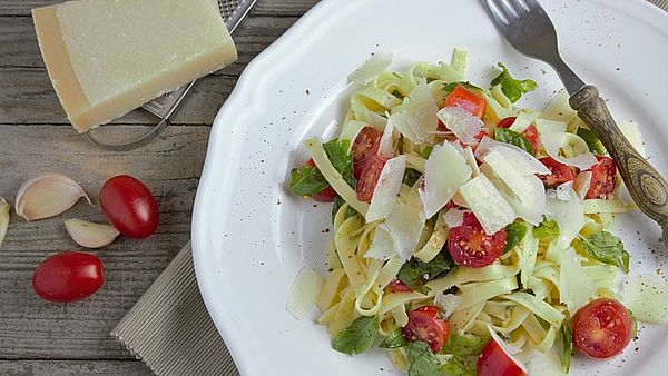 Ein Teller mit einem erfrischenden Pastagericht 