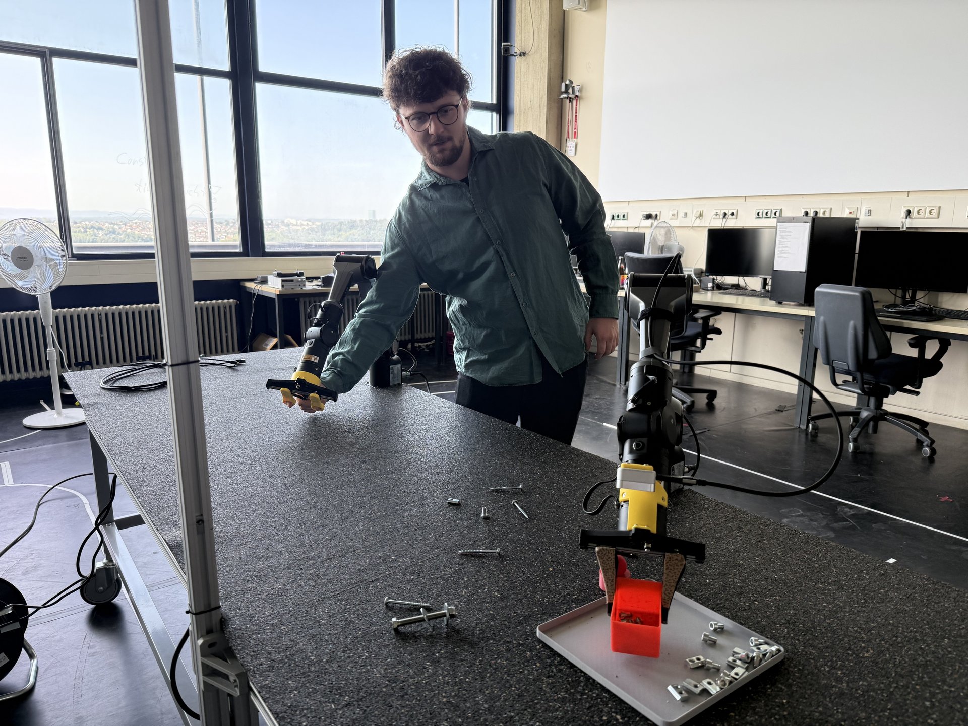 Junger Mann steuert Roboter
