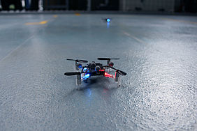 Mit der Crazyflie 2.0, einer Open Source Entwicklungsplattform für Flugversuche, kann im neuen Testbed geforscht werden.