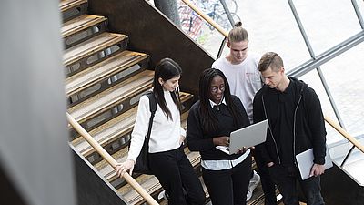 Studierende der Hochschule Esslingen auf einer Treppe