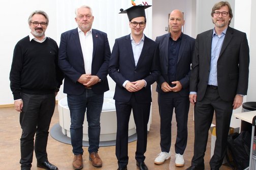 Marc Schnierle mit Doktorhut