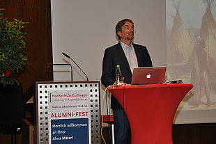 Festredner Bastian Sick am Rednerpult hält einen Vortrag
