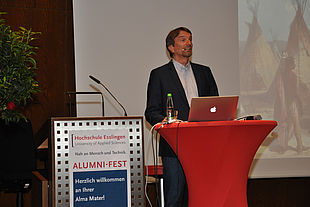 Keynote speaker Bastian Sick at the lectern gives a speech