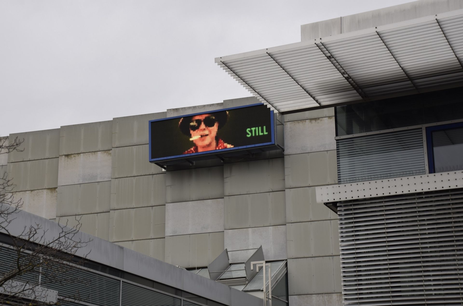Gebäude 9 mit digitaler Anzeige