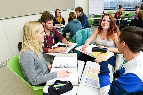 Studentische Gruppenarbeit im Seminarraum