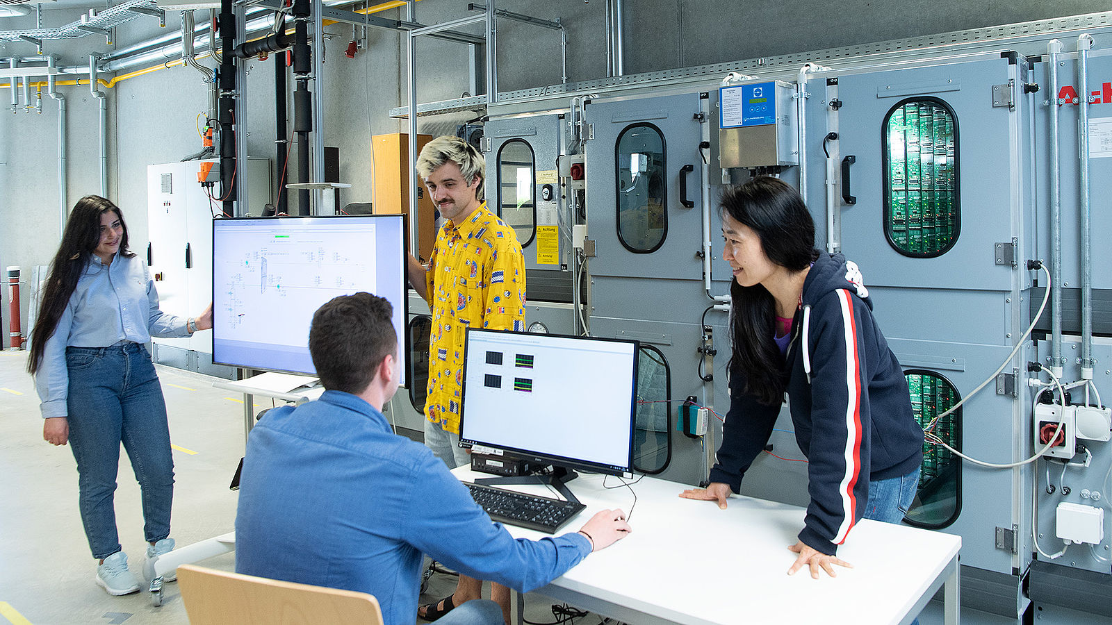 Students in the laboratory at Esslingen University of Applied Sciences