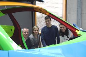 Menschen schauen durch ein Auto