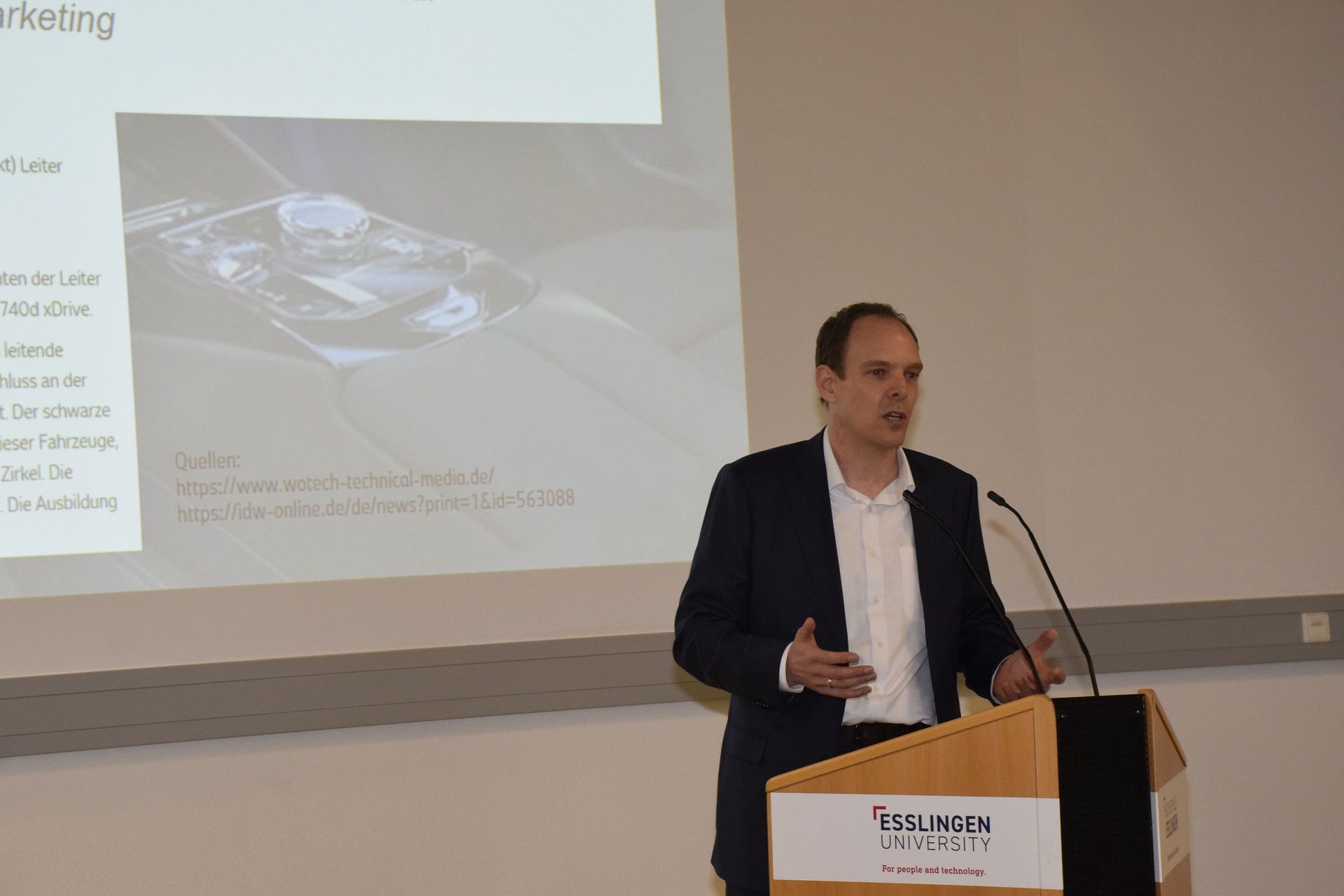 Ein Mann am Rednerpult in einem Labor der Hochschule Esslingen