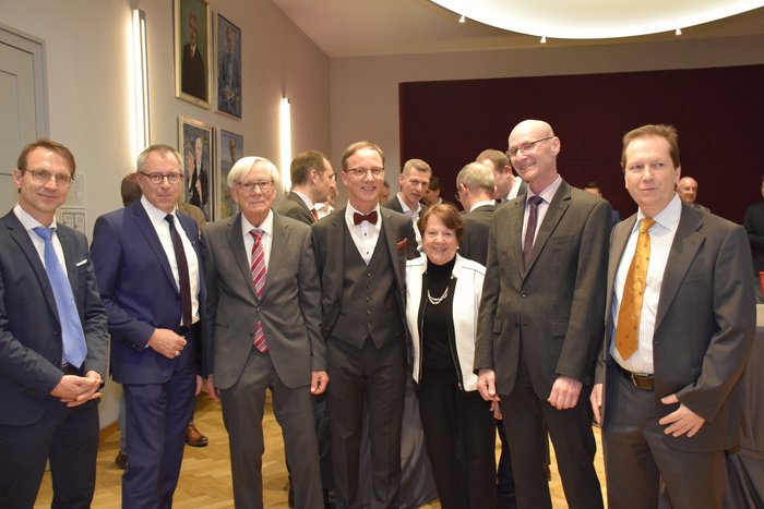 Gruppenbild mit sechs Männern und einer Frau