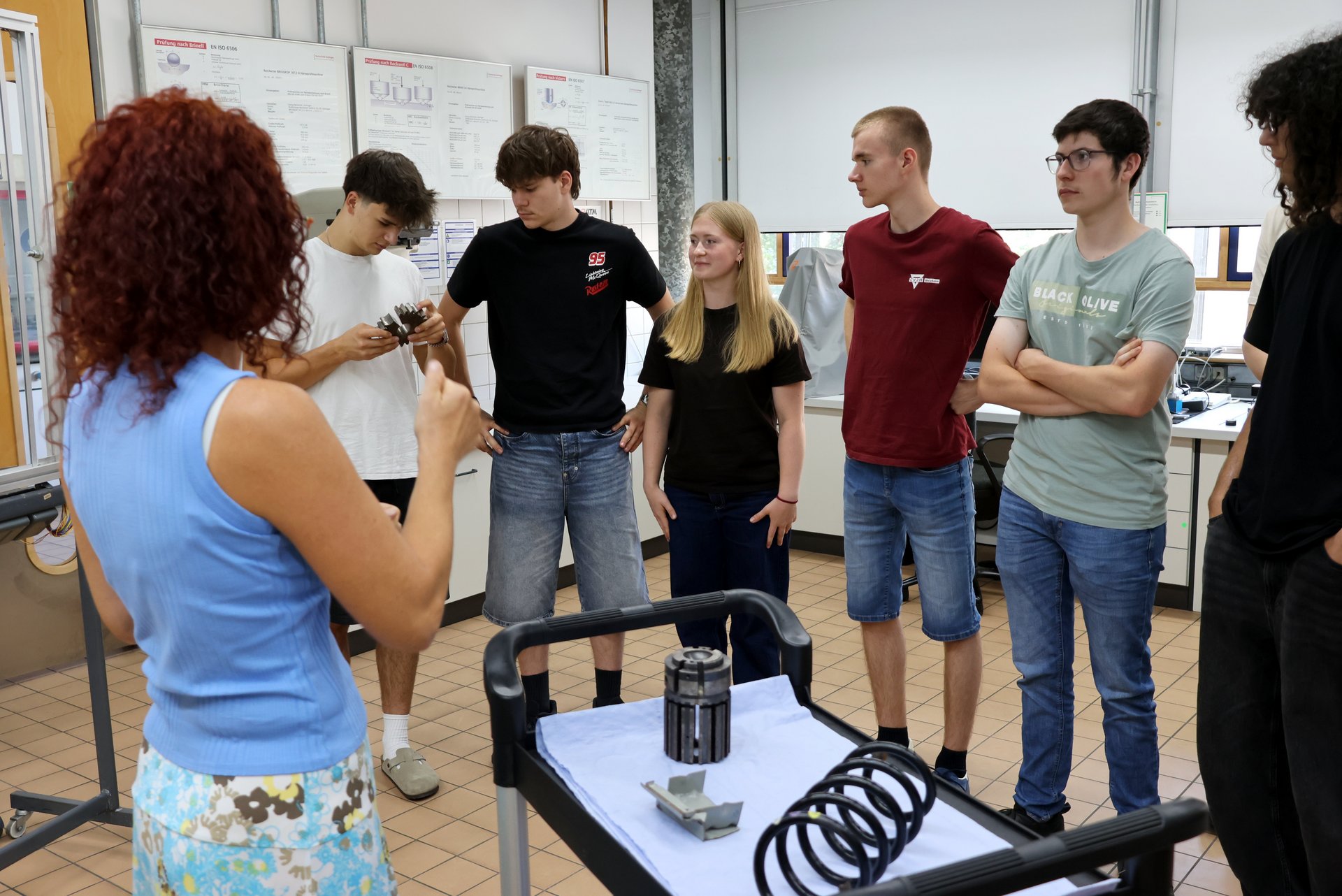 Sch&uuml;ler und Sch&uuml;lerinnen besuchen Labor f&uuml;r Werkstoffpr&uuml;fung