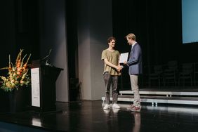 Preisübergabe bei der Graduiertenfeier