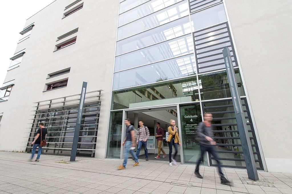 Blick auf Gebäude 4 am Campus Göppingen