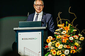 Rektor Prof. Christof Wolfmaier bei seiner kurzweiligen Ansprache. (Foto: Andreas Ebinger)