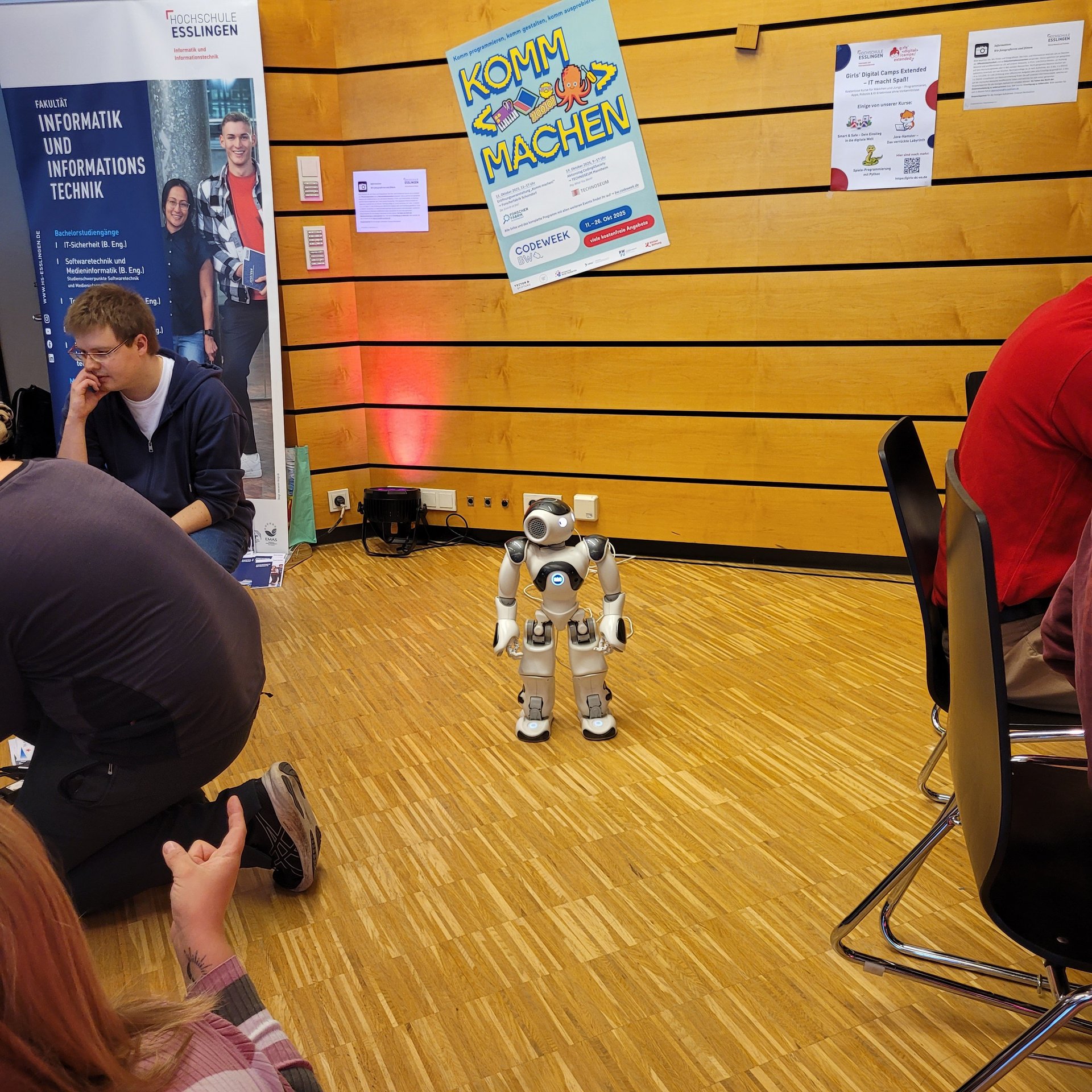 ein Roboter bewegt sich in einem Raum