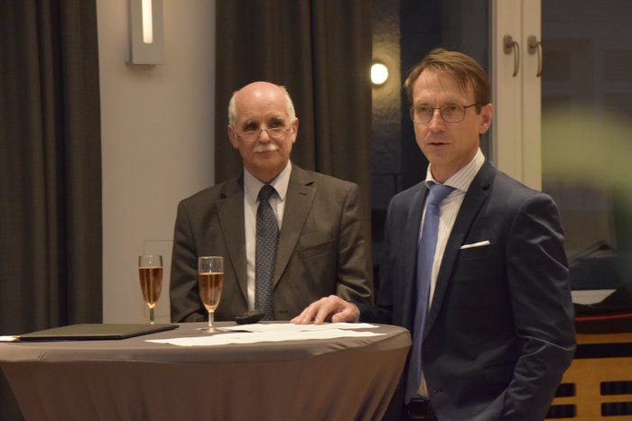 Zwei Männer sprechen