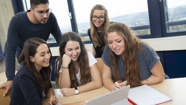 Studierende arbeiten gemeinsam an einem Projekt Studierende sitzen vor einem Laptop und arbeiten gemeinsam an einem Projekt.
